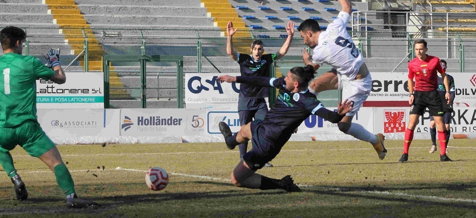 Il gol di Aliu nell'ultima partita che ha visto Trento battere Montebelluna 2-1 / Foto di Carmelo Ossanna